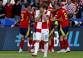 Modric se tapa la cara tras uno de los goles de España a Croacia.