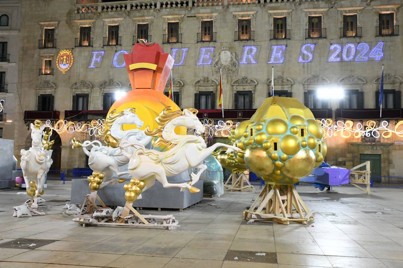 La Hoguera Oficial comienza a alzarse en la plaza del Ayuntamiento