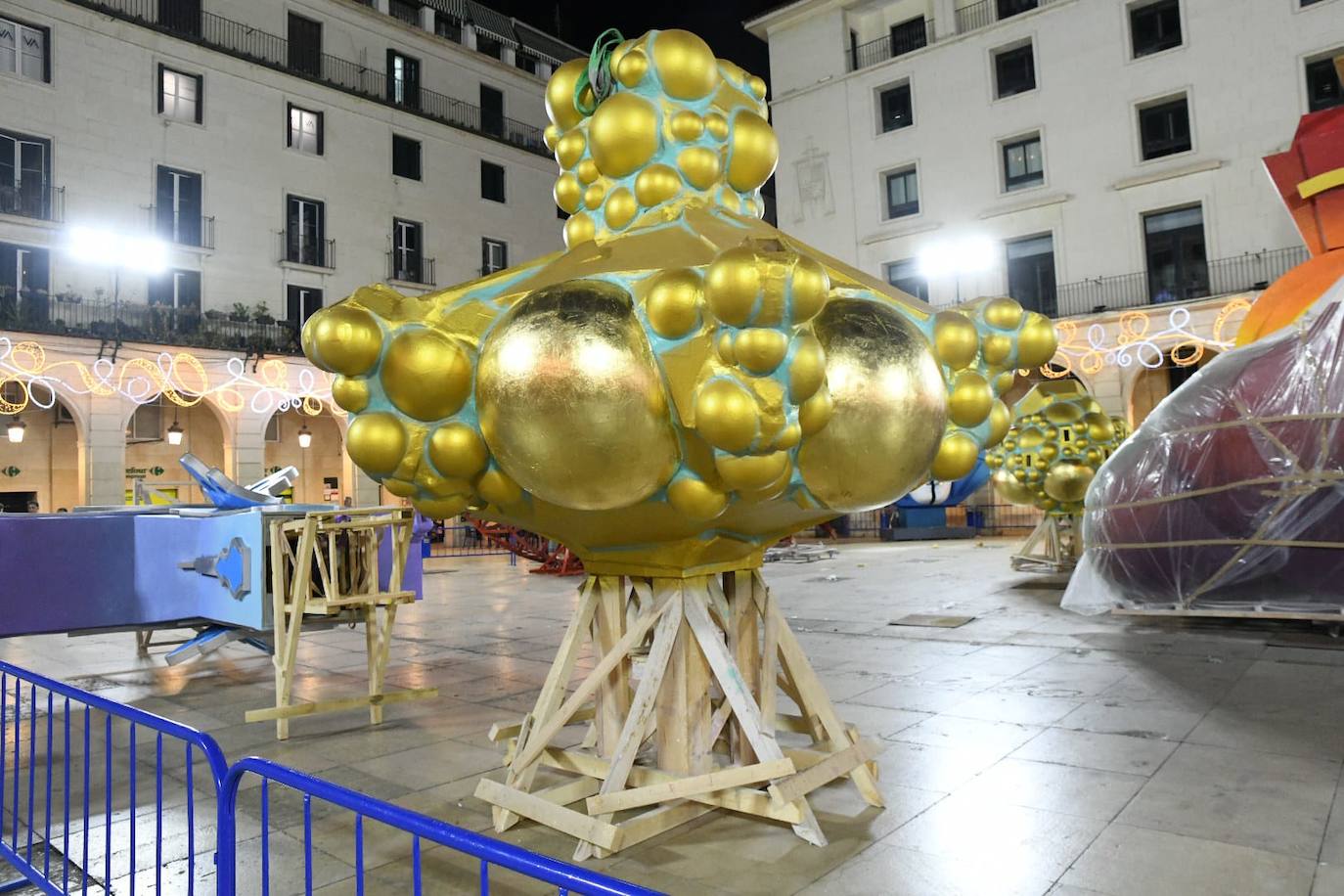 La Hoguera Oficial comienza a alzarse en la plaza del Ayuntamiento