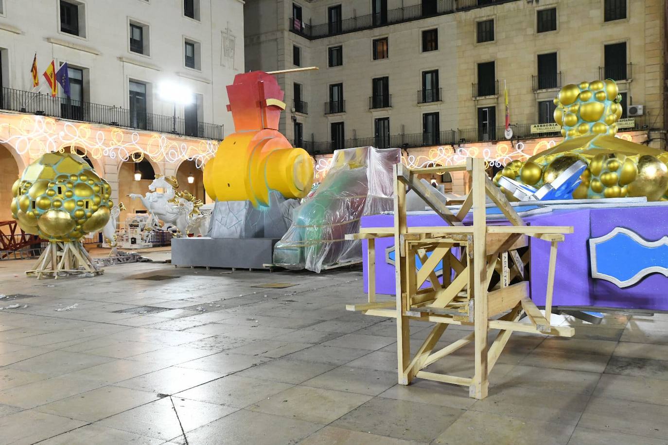 La Hoguera Oficial comienza a alzarse en la plaza del Ayuntamiento