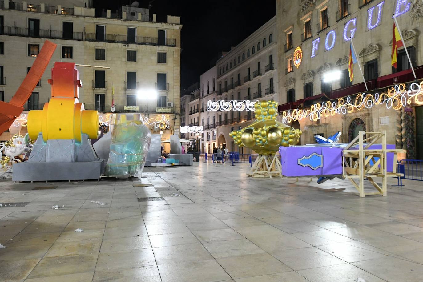 La Hoguera Oficial comienza a alzarse en la plaza del Ayuntamiento