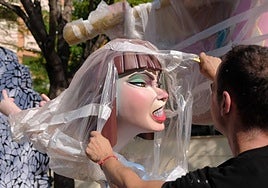 Las hogueras han empezado a llenar las calles de Alicante este lunes.