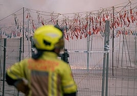 Un bombero vigila una mascletà, en imagen de archivo.