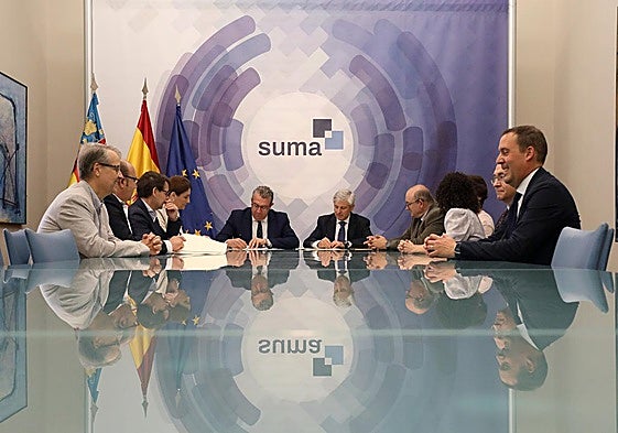 Firma del acuerdo a cargo del presidente de la Diputación de Alicante, Toni Pérez, y el director general del Catrasto, Fernando Aragónz.