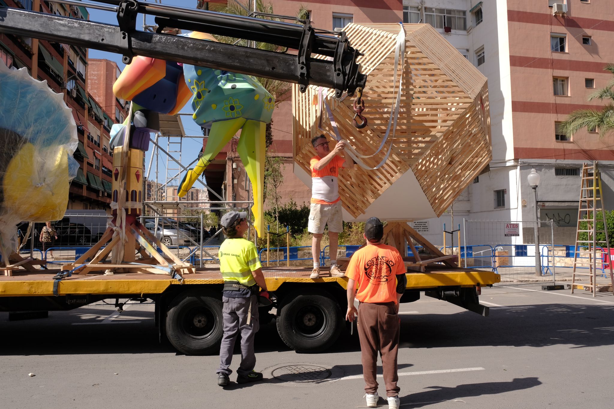 Las Hogueras empiezan a llenar las calles de Alicante