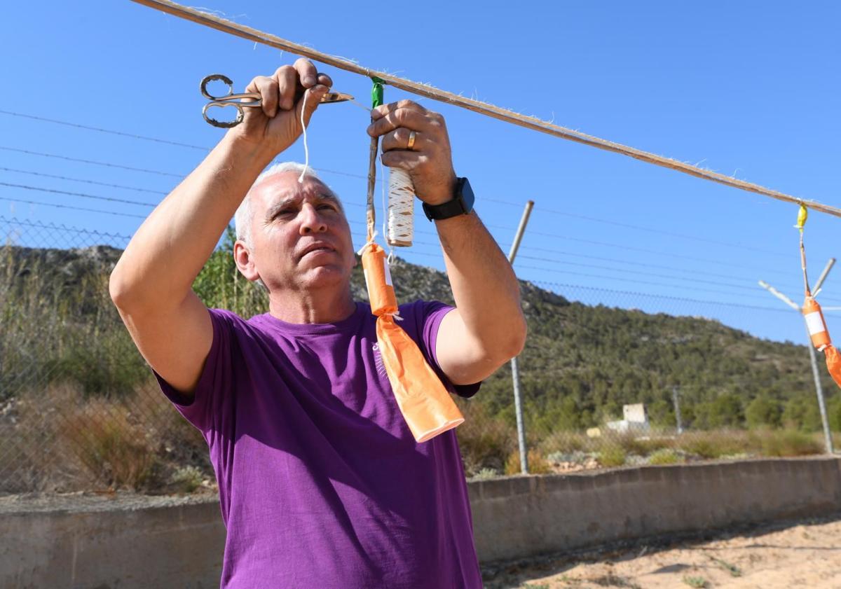 Imagen principal - Henry controla los encajes de las mascletàs y castillos.