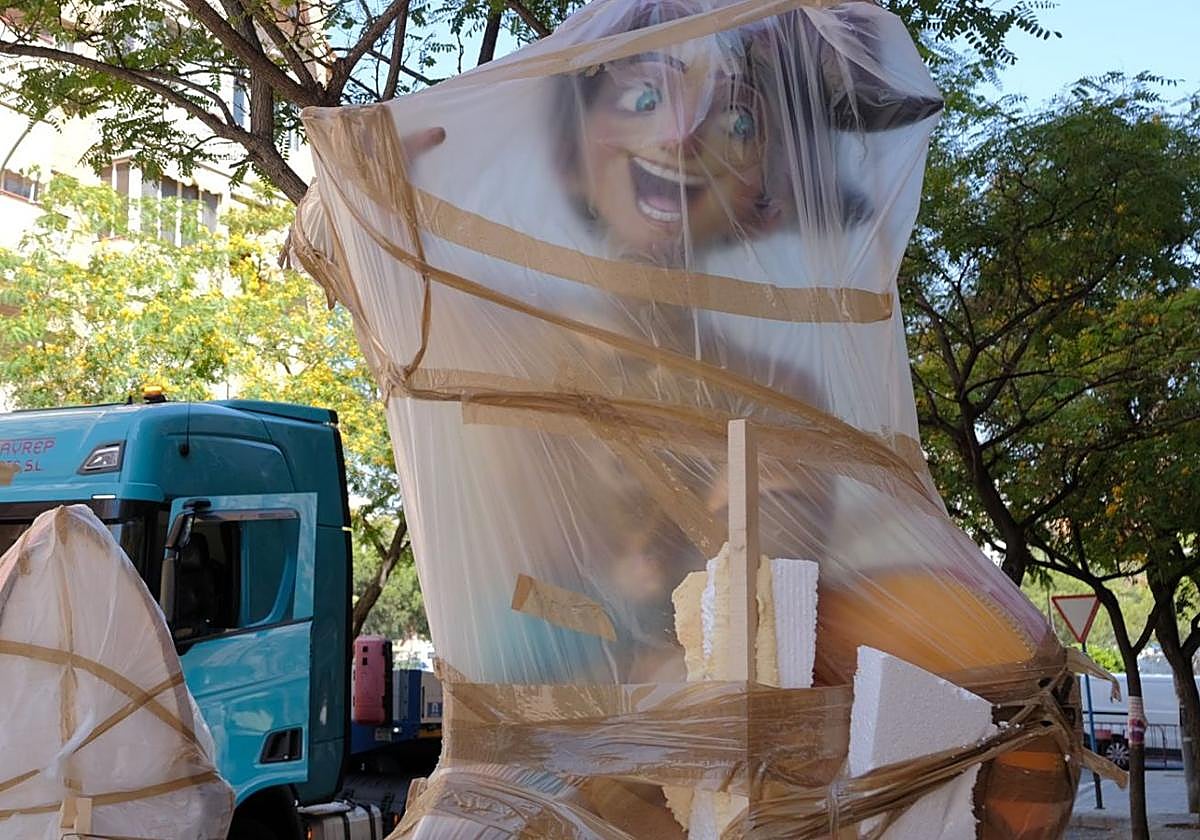 Un ninot, envuelto en plástico espera para ser colocado en la foguera.