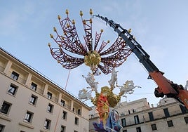 La subida del remate de la hoguera oficial foto a foto