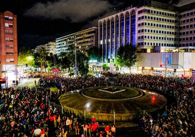 Las inmediaciones de la plaza de la Estrella a rebosar de alicantinos.