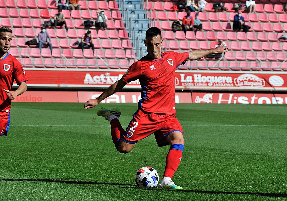 Borja San Emeterio, con el Numancia, realiza un centro.