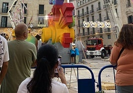 Turistas hacen fotos a la Hoguera Oficial de Alicante.