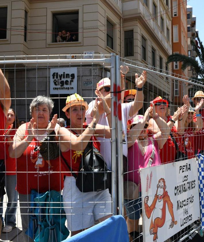 Imagen secundaria 2 - Primera jornada de mascletàs de las Hogueras 2024. 