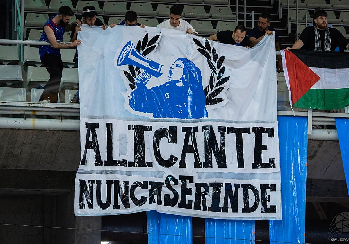 Pancarta en el Centro de Tecnificación en un partido del HLA Alicante.