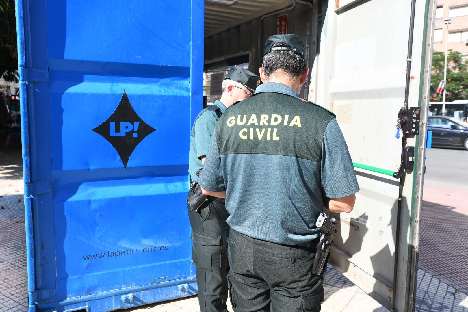 Las inspección de la Guardia Civil en locales de venta de petardos durante las Hogueras de Alicante, en imágenes