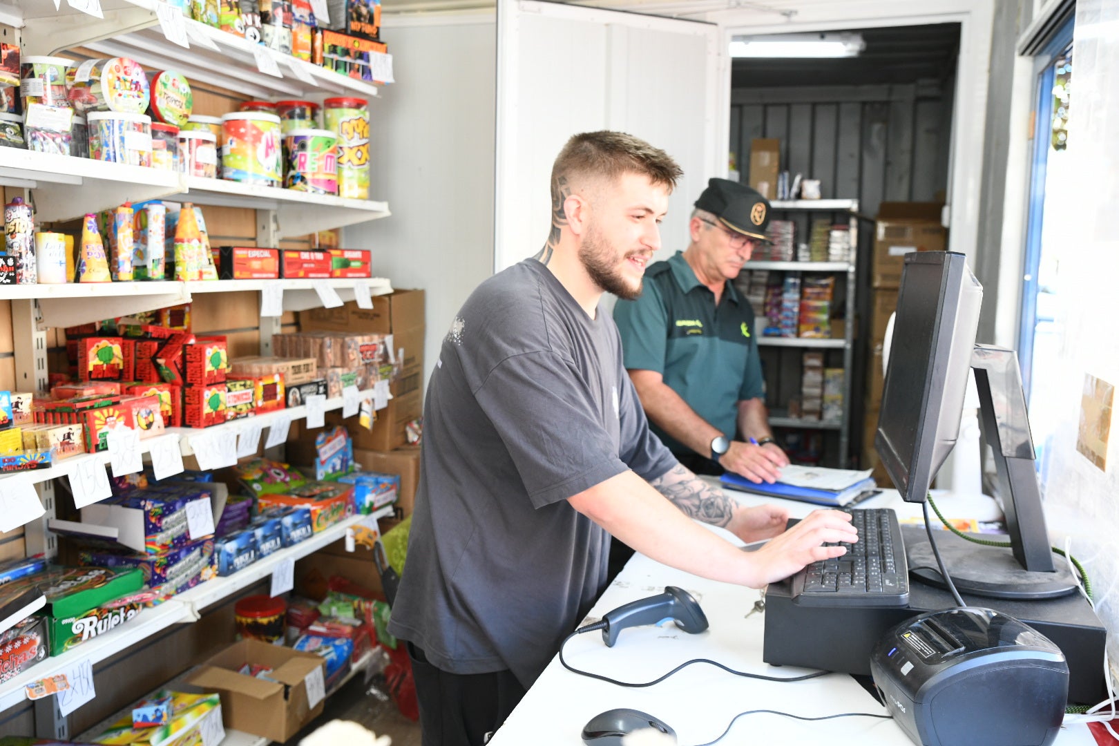 Las inspección de la Guardia Civil en locales de venta de petardos durante las Hogueras de Alicante, en imágenes