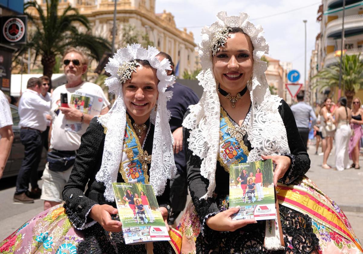 Las belleas del foc con la revista de Hogueras de TodoAlicante.