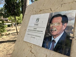 Imagen del monolito del alcalde Vicente Maestre tras el acto vandálico.