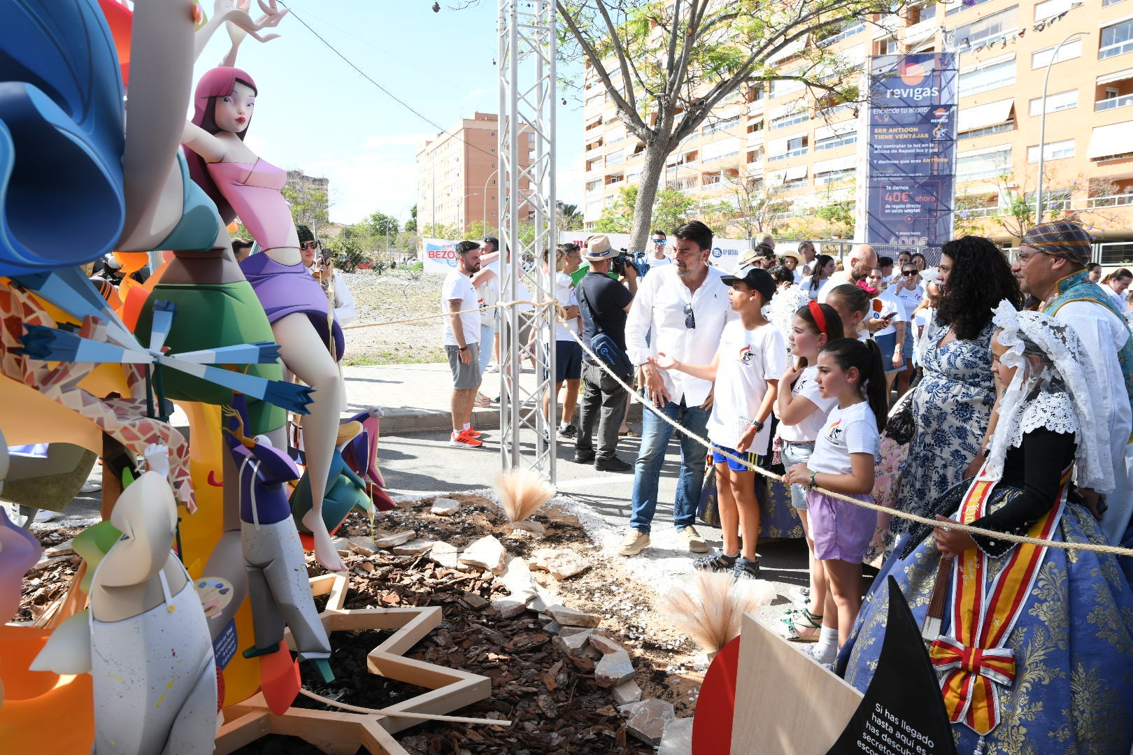 Manteos al artista, tracas y aplausos para celebrar el primer premio infantil de las Hogueras de Alicante