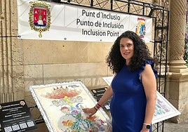 La concejal de Fiestas, Cristina Cutanda, con el boceto en braille de la hoguera oficial.
