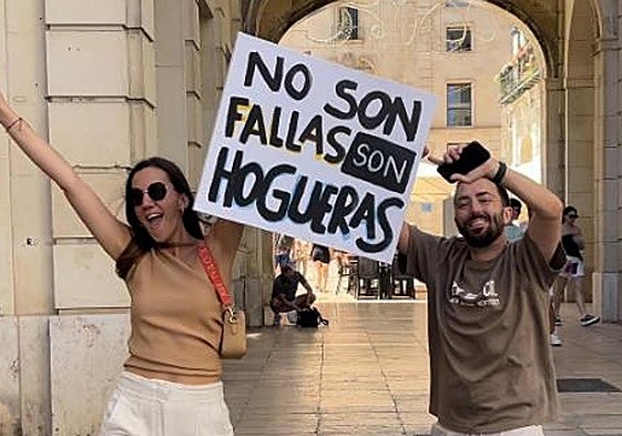 Elena Vidal con Lolo y su cartel de 'No son Fallas son Hogueras'.
