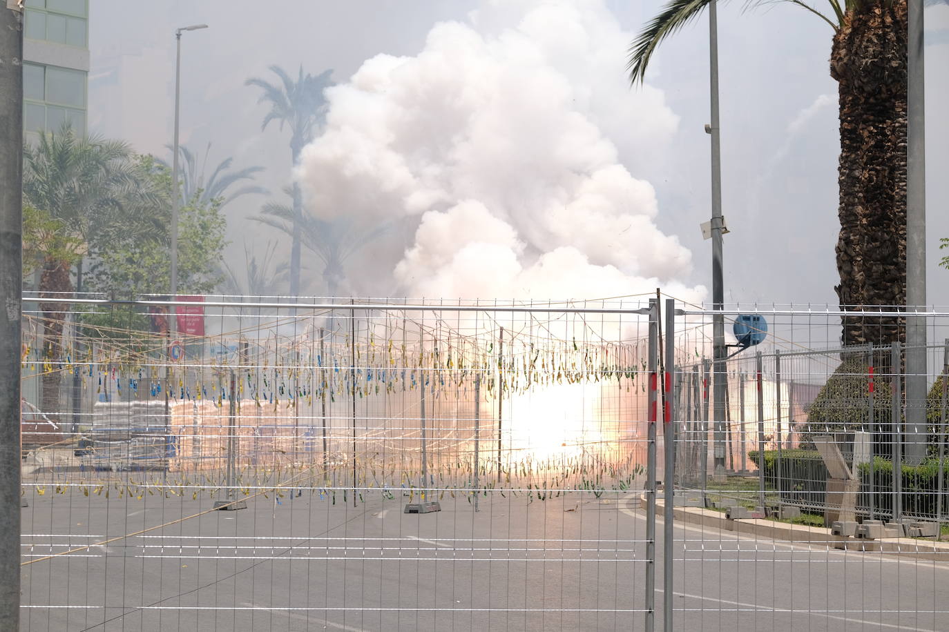 Así ha sido la mascletà del 20 de junio de Alicante en imágenes