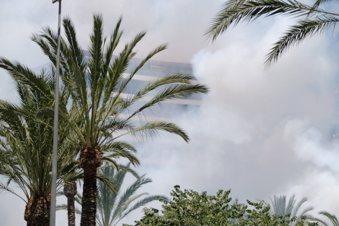 Así ha sido la mascletà del 20 de junio de Alicante en imágenes