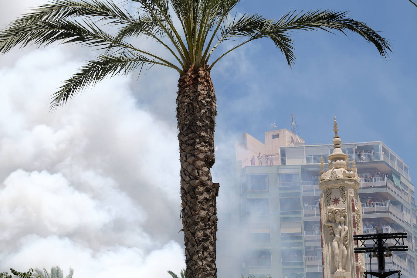 Así ha sido la mascletà del 20 de junio de Alicante en imágenes