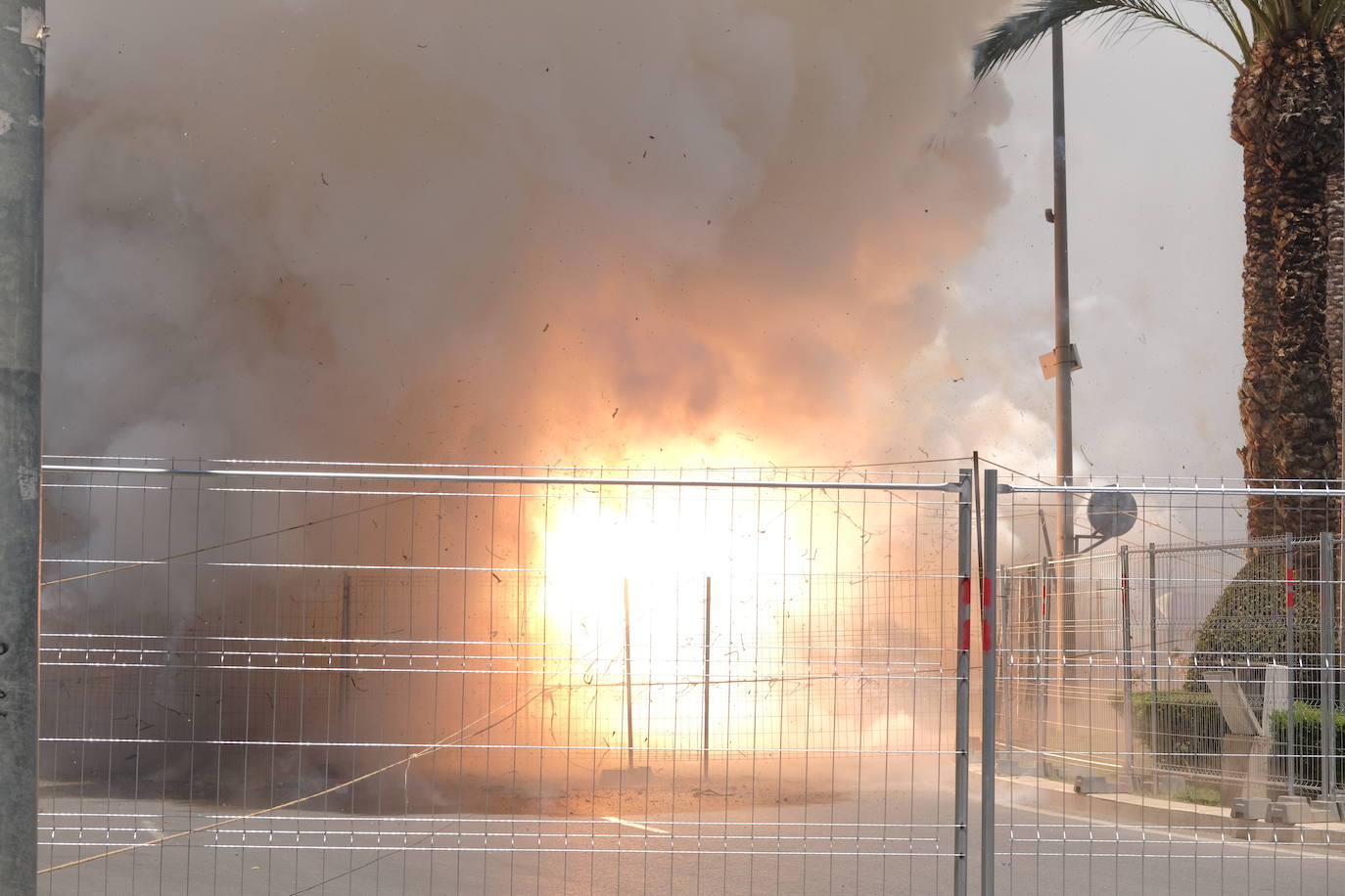 Así ha sido la mascletà del 20 de junio de Alicante en imágenes