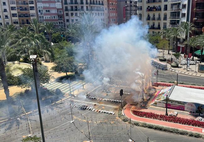 La mascletà vista desde uno de los balcones de Luceros.