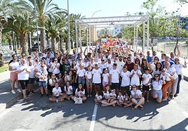 La comisión de Baver-Els Antigons rodea a su hoguera infantil, ganadora de la categoría especial.