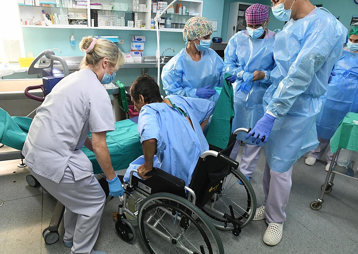 Imagen secundaria 1 - (Arriba) plantilla de la Unidad de Quemados del Hospital General de Alicante.