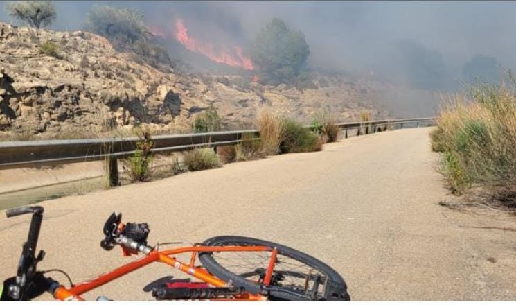 El fuego se propaga en sus primeros compases por una ladera junto al canal del postrasvase, en Orihuela Costa.