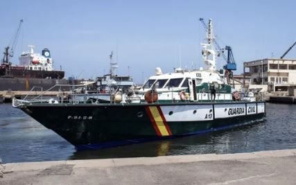 Imagen principal - Un paddlesurfista se topa con el cadáver de un hombre flotando en una playa de Elche