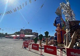 La hoguera Polígono de San Blas vacía de foguerers durante la lectura de premios.
