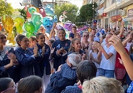 El presidente de Séneca-Autobusos y la bellea se abrazan tras conocer el premio.