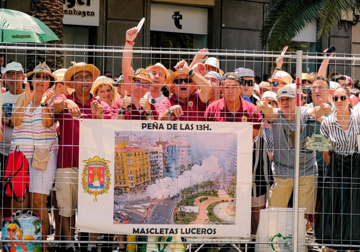 Imagen principal - Público en las mascletàs de las Hogueras 2024. 