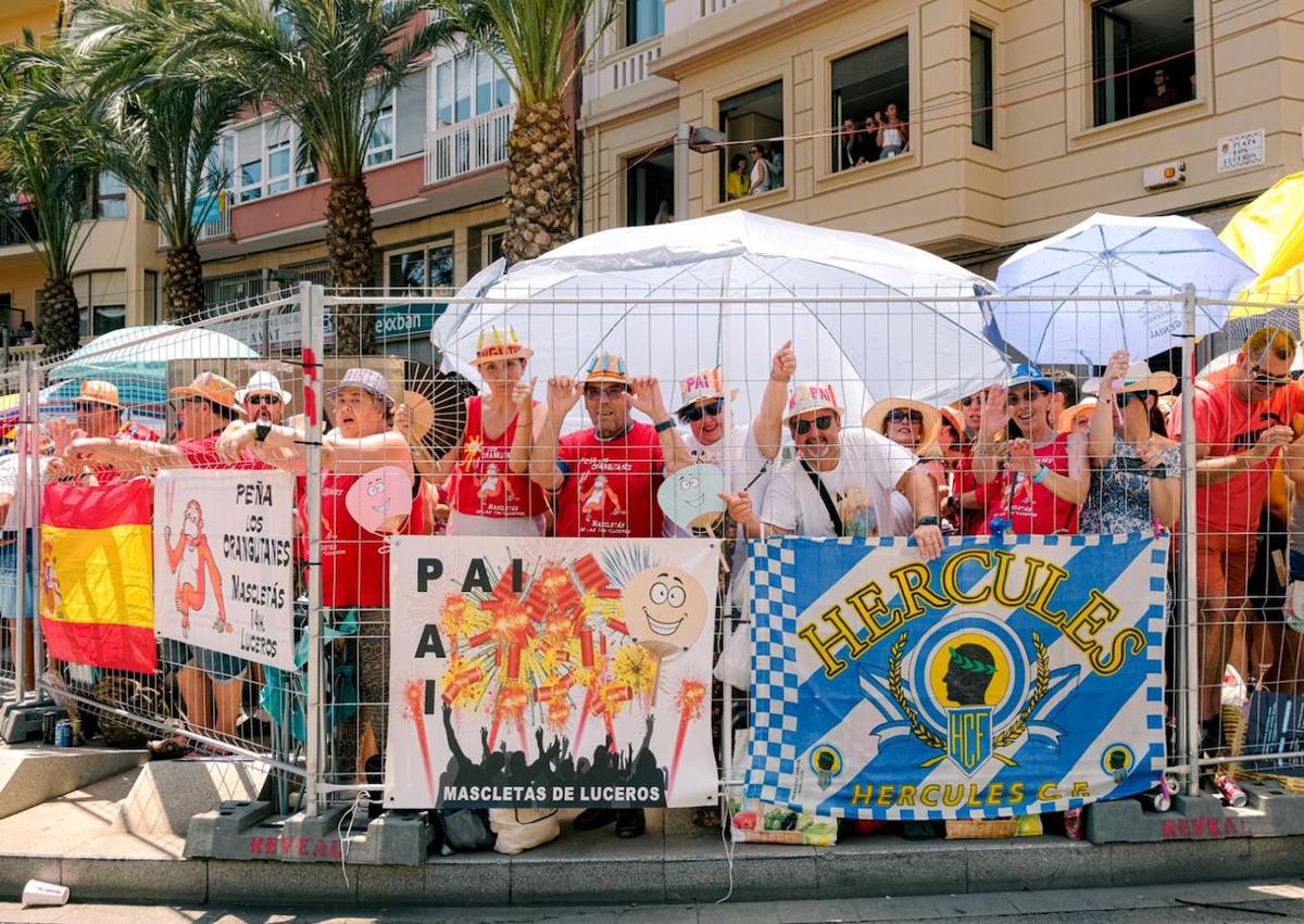 Imagen secundaria 1 - Público en las mascletàs de las Hogueras 2024. 