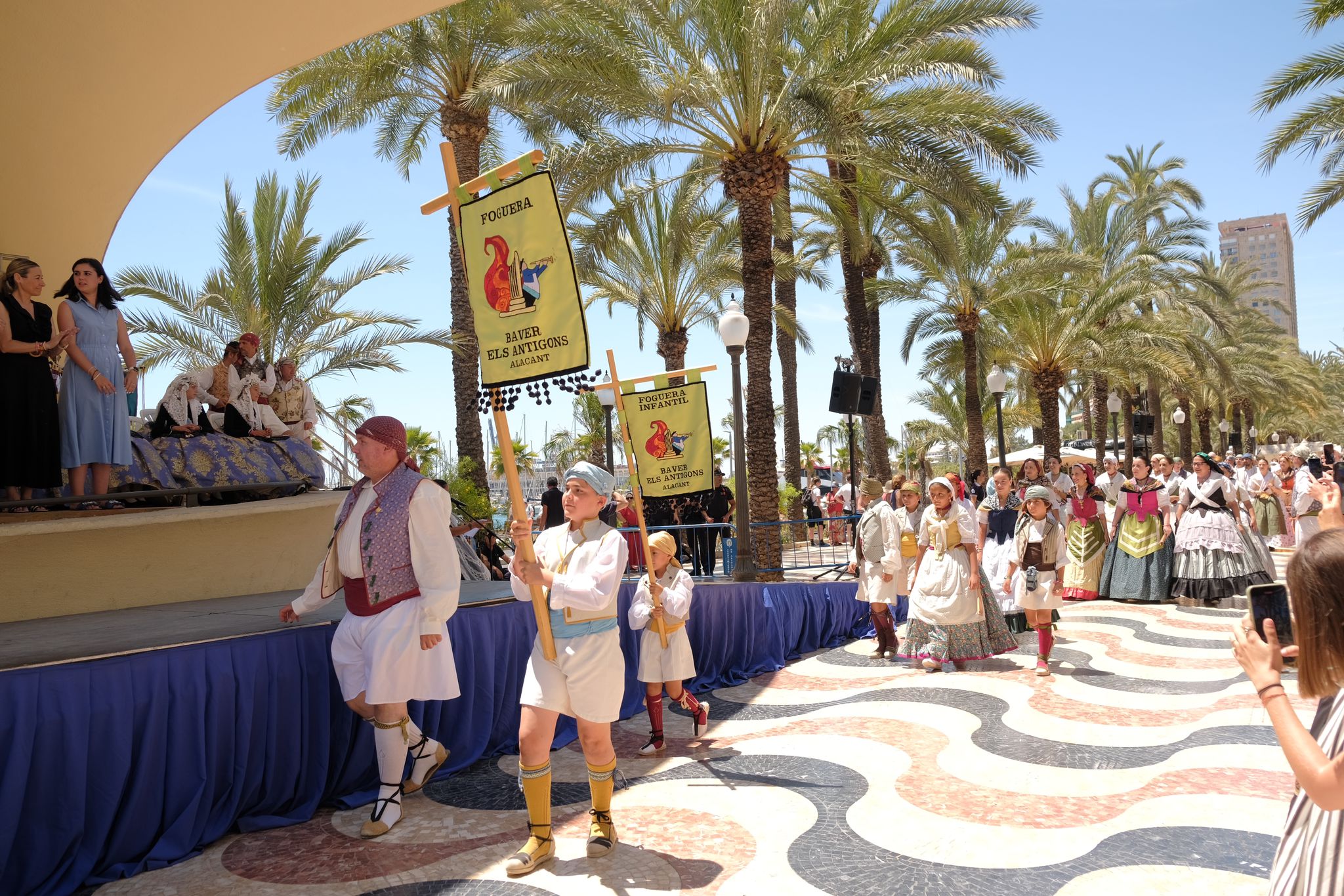 Florida Portazgo luce su primer premio mientras La Ceràmica voltea su banderín