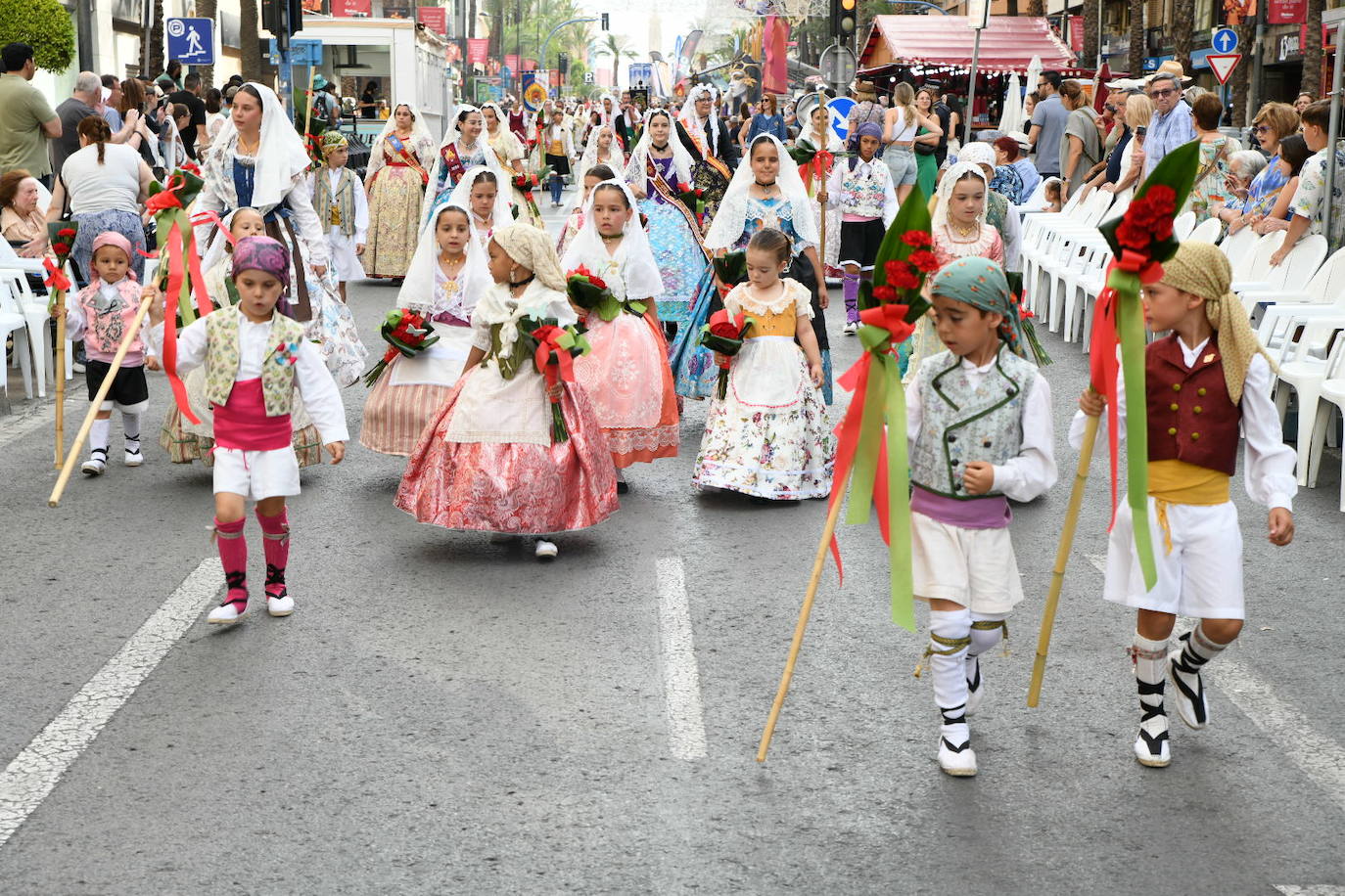 La Virgen del Remedio ya está cubierta de flores