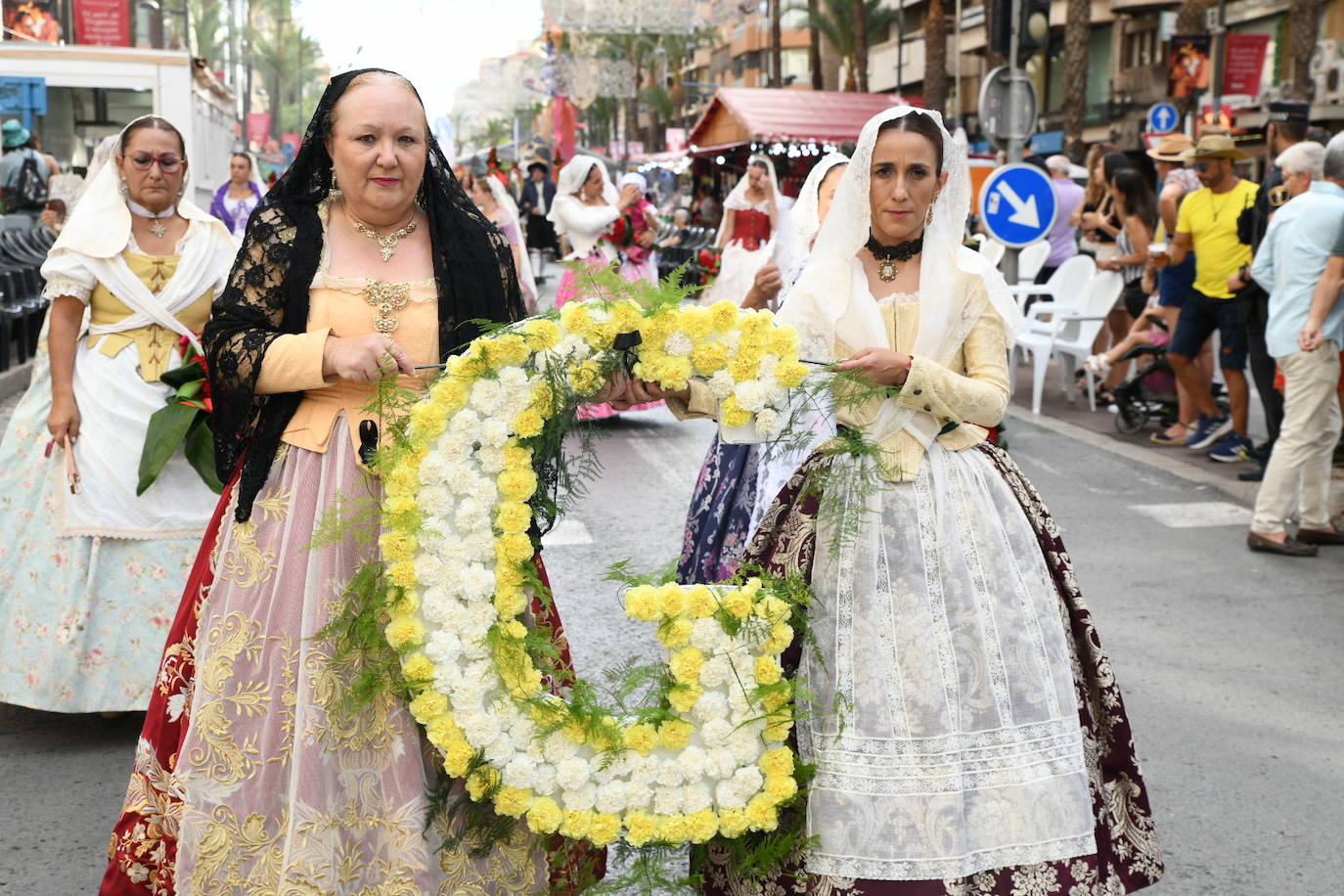 La Virgen del Remedio ya está cubierta de flores