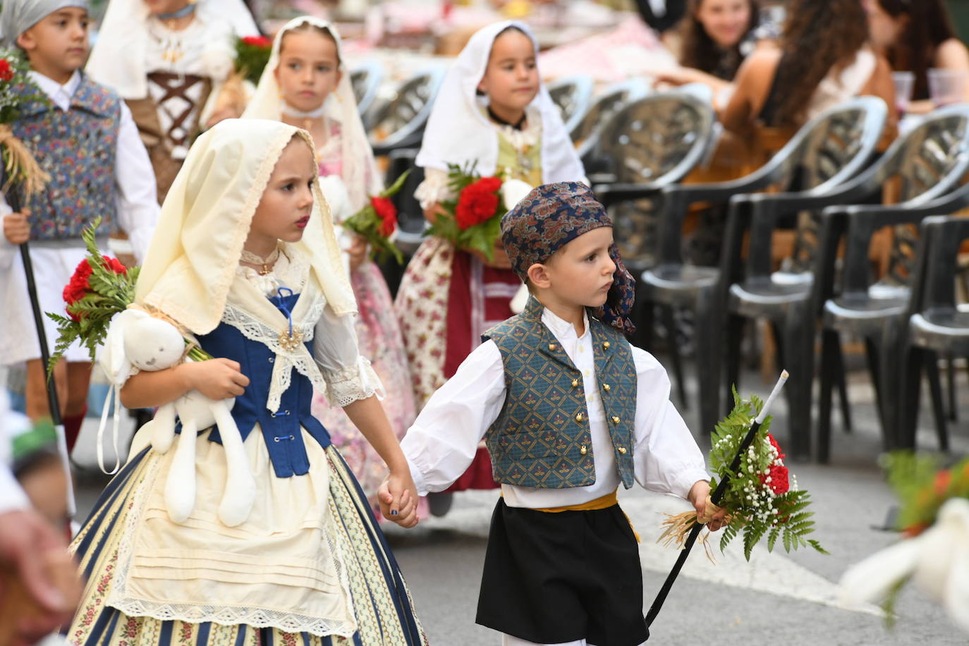 La Virgen del Remedio ya está cubierta de flores