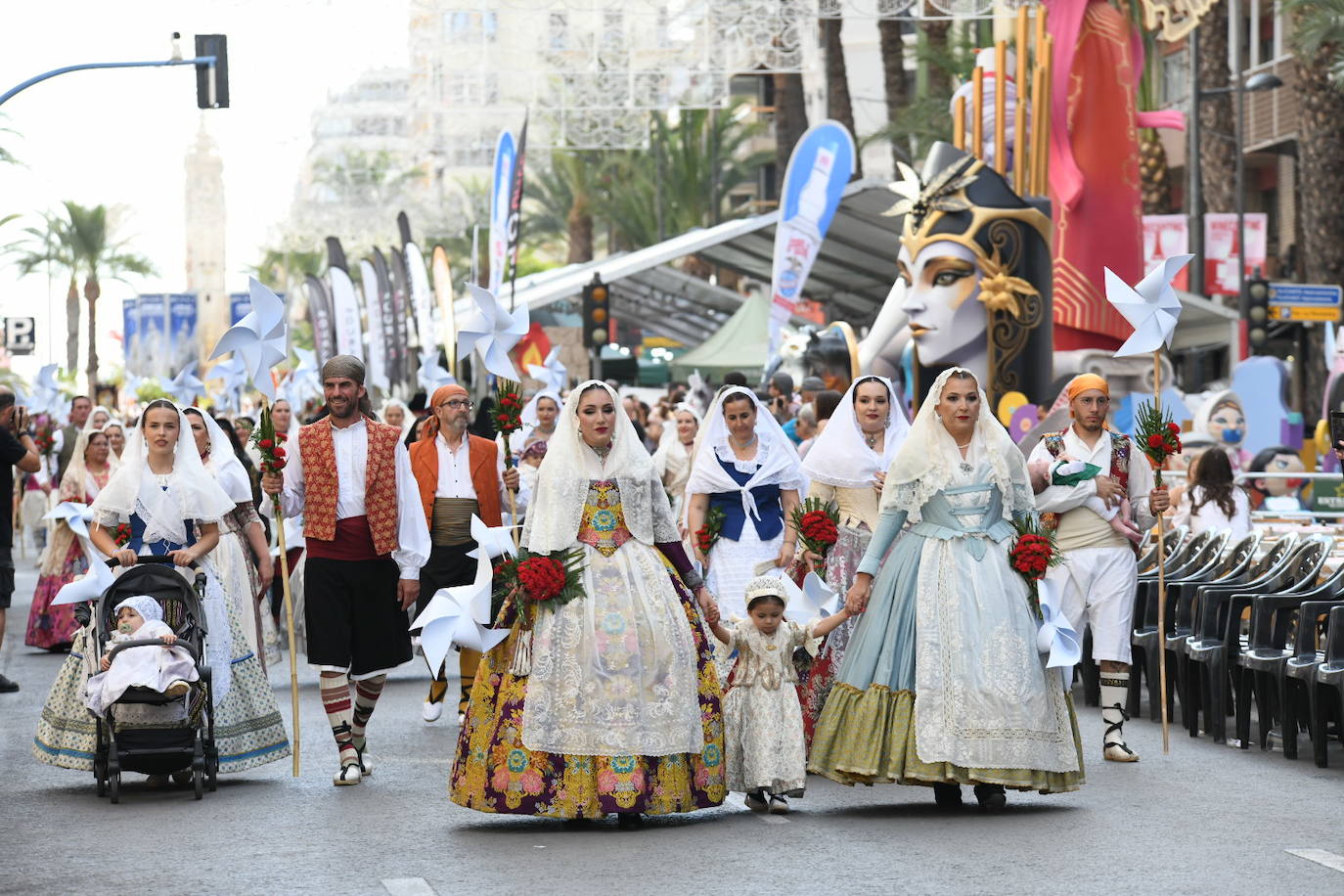 La Virgen del Remedio ya está cubierta de flores