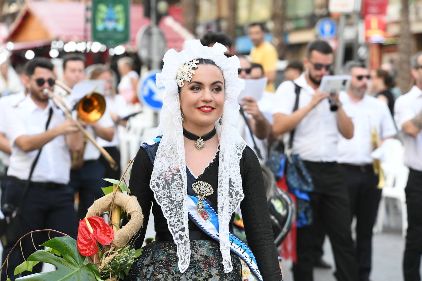 La Virgen del Remedio ya está cubierta de flores