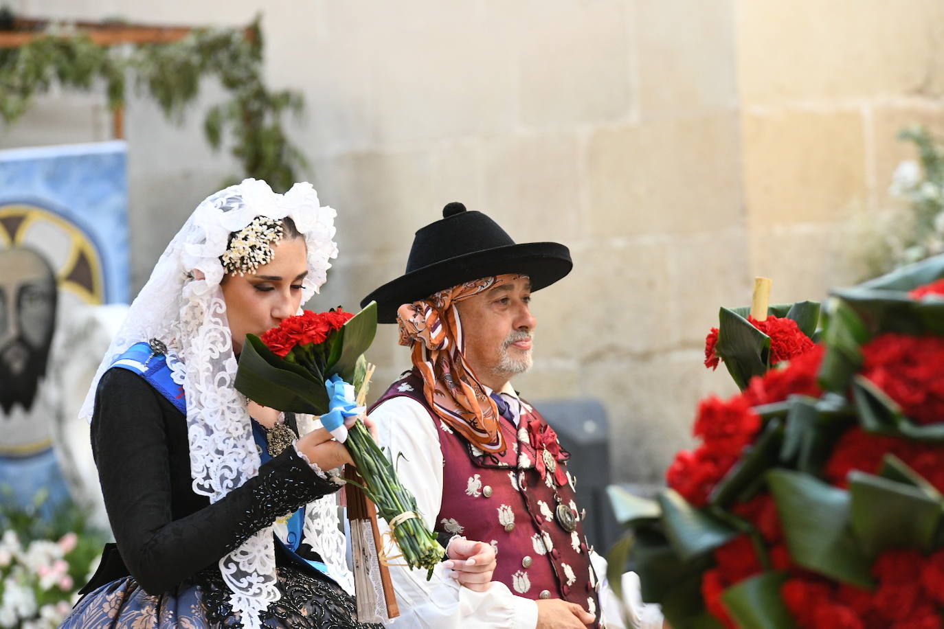 La Virgen del Remedio ya está cubierta de flores