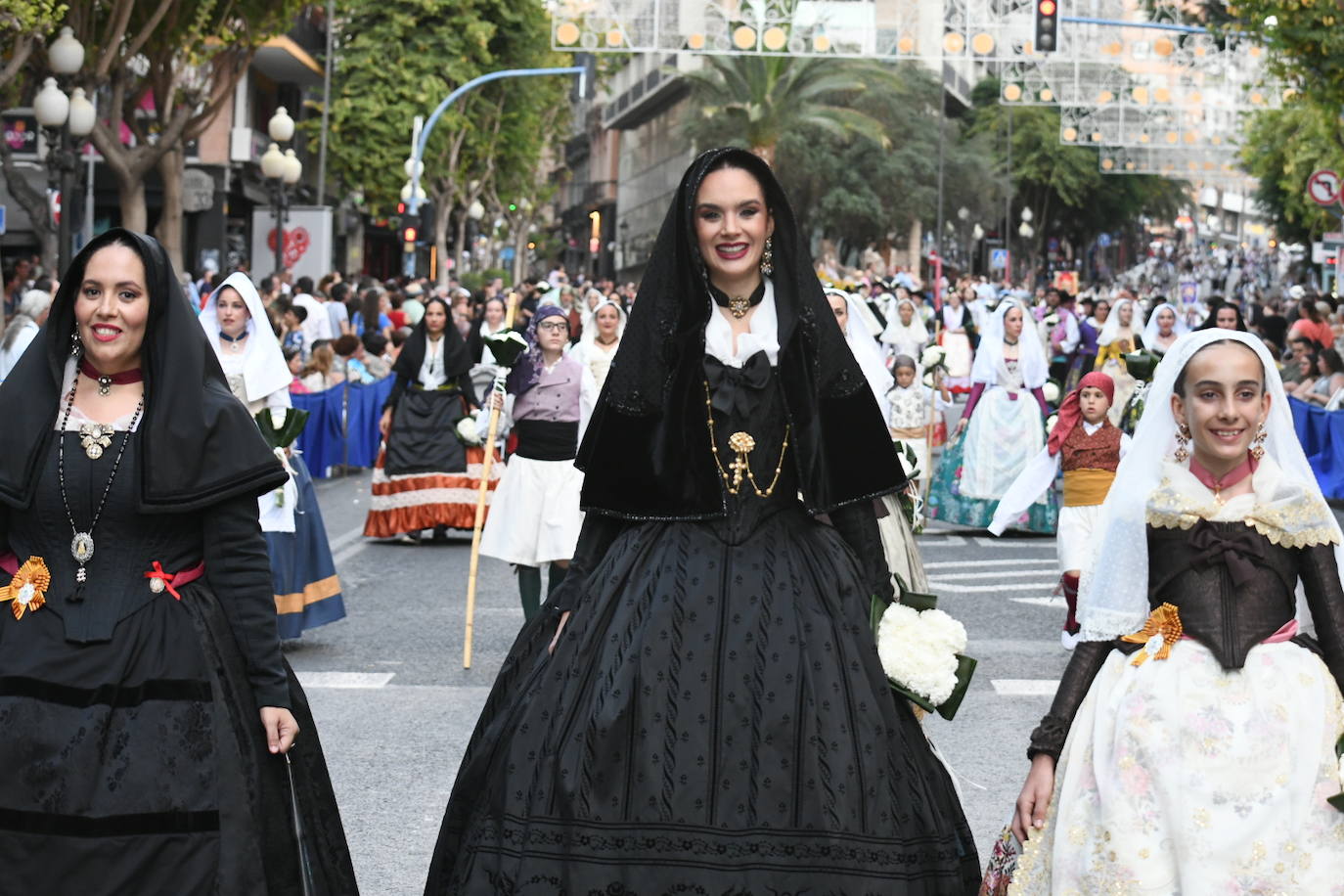 La Virgen del Remedio ya está cubierta de flores