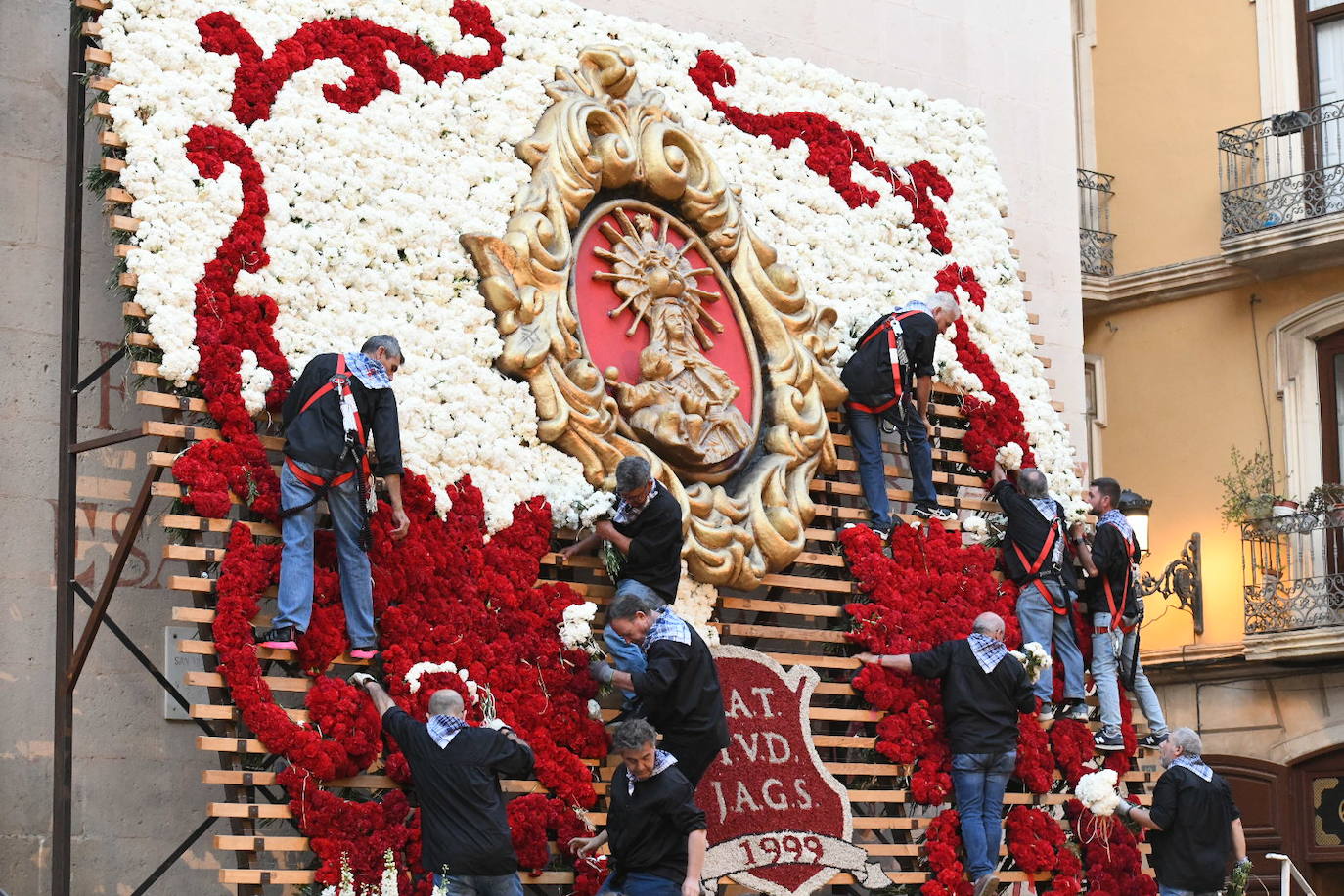 La Virgen del Remedio ya está cubierta de flores