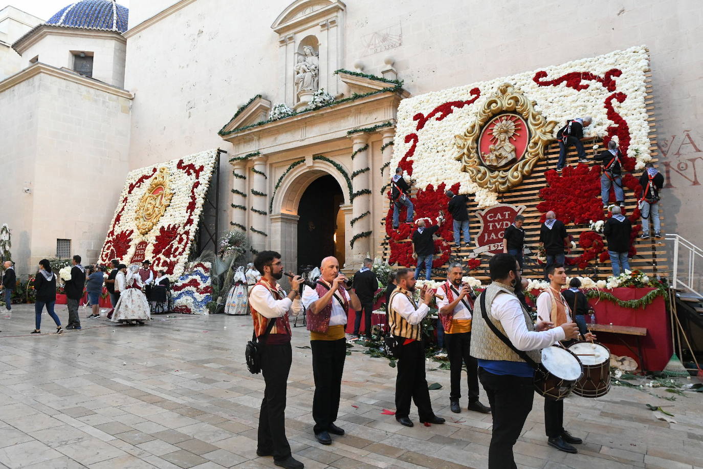 La Virgen del Remedio ya está cubierta de flores