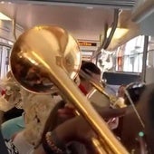 Una banda de Alicante convierte un vagón del Tram en una auténtica fiesta de Hogueras