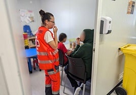 Atención de los equipo de emergencia de la Cruz Roja a las personas rescatadas.