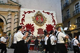 La Virgen del Remedio ya está cubierta de flores